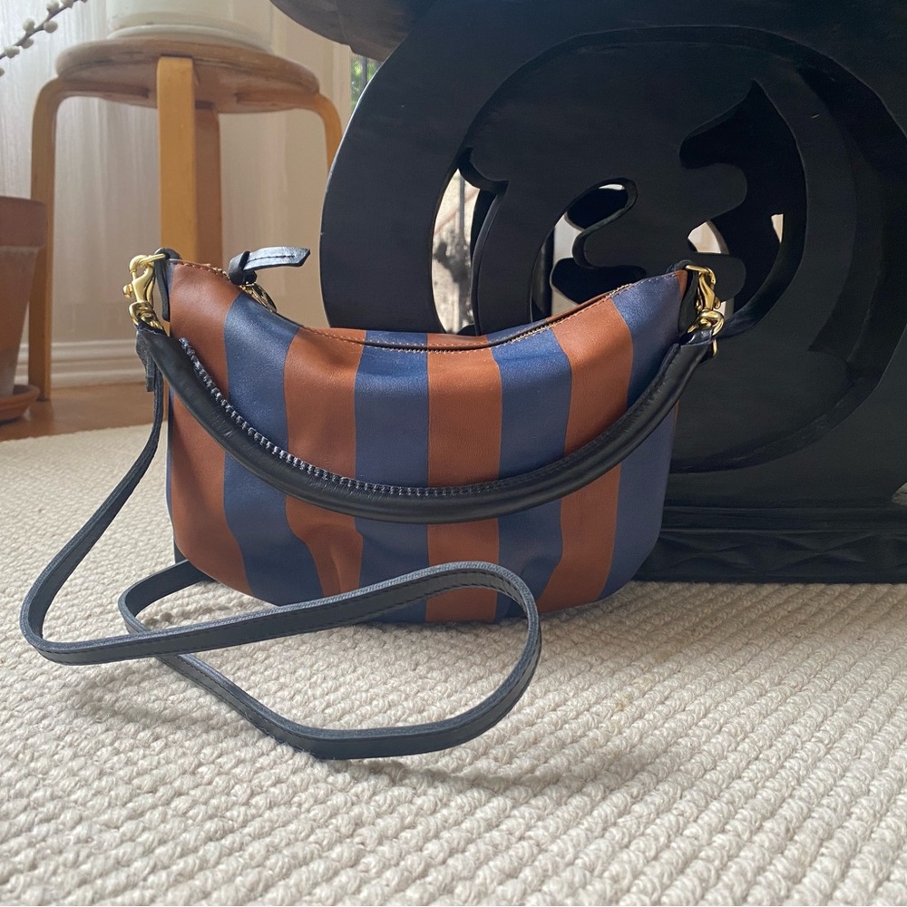 Clare V. Petit Moyen Messenger